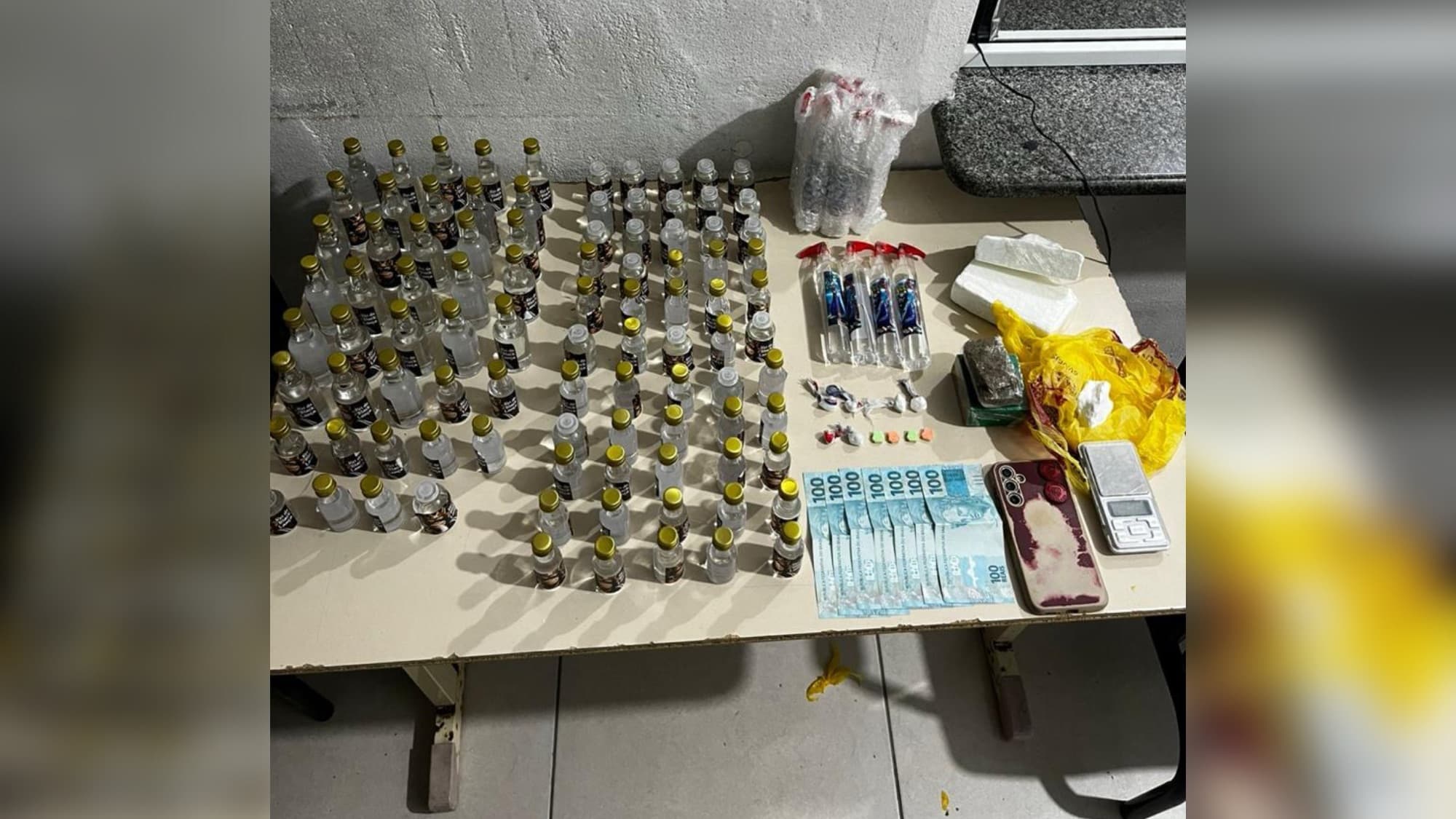 Ação da PM em Itapema termina com 106 frascos de lança-perfume e meio quilo de cocaína apreendidos