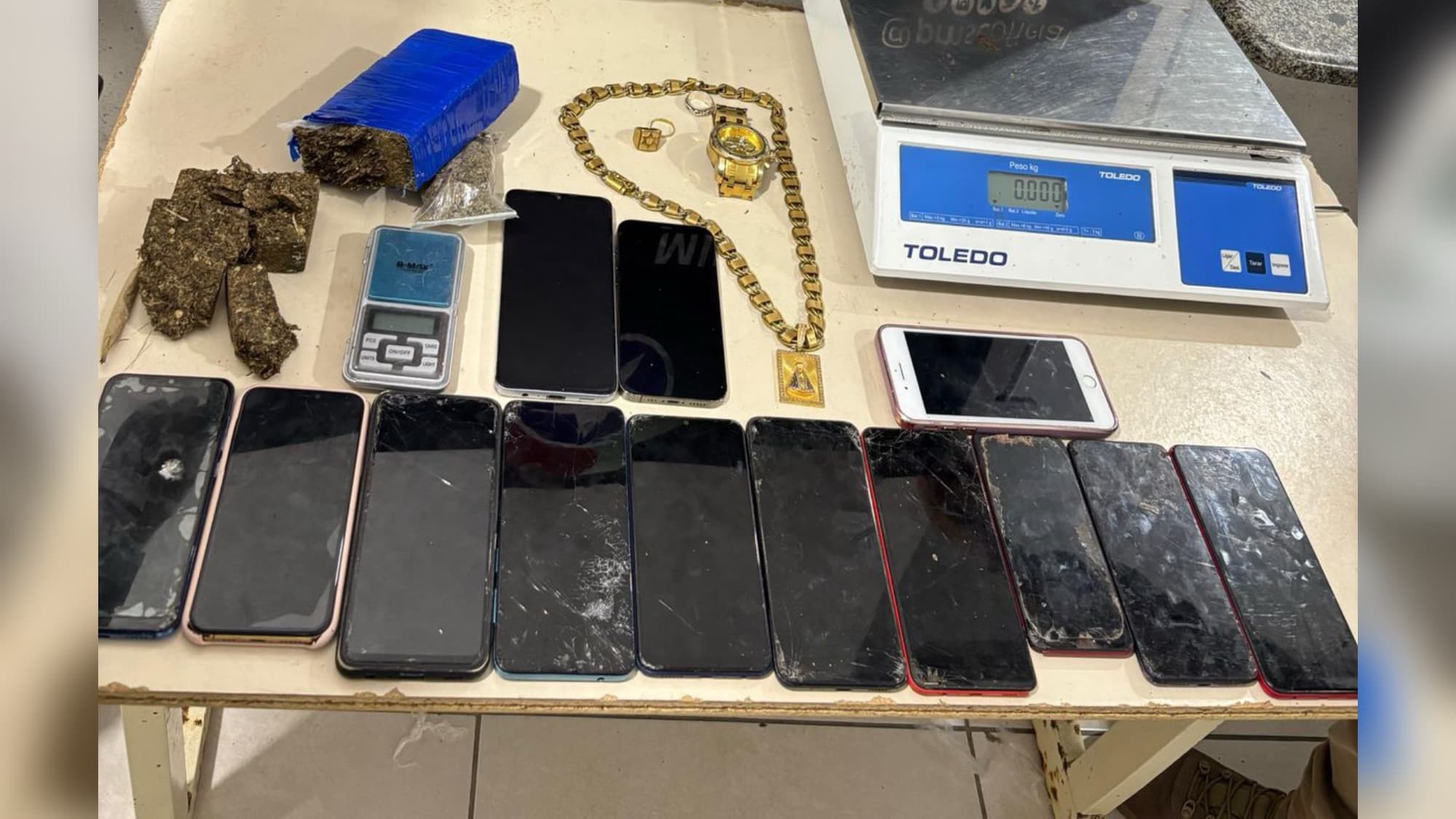 Ronda noturna em supermercado termina com dupla presa por tráfico em Porto Belo
