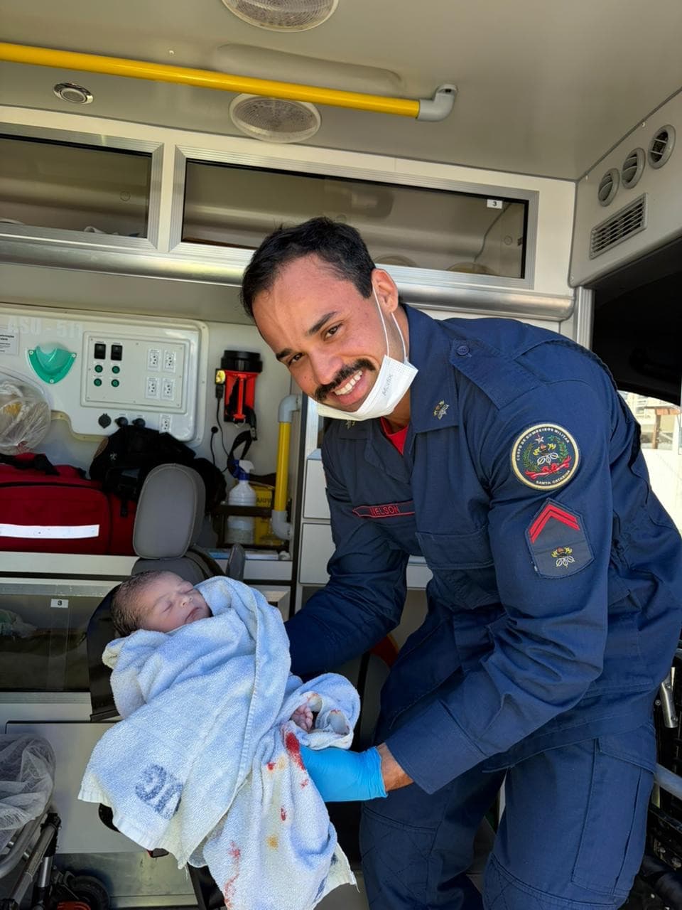 Bebê nasce com auxílio dos bombeiros durante parto emergencial em São José