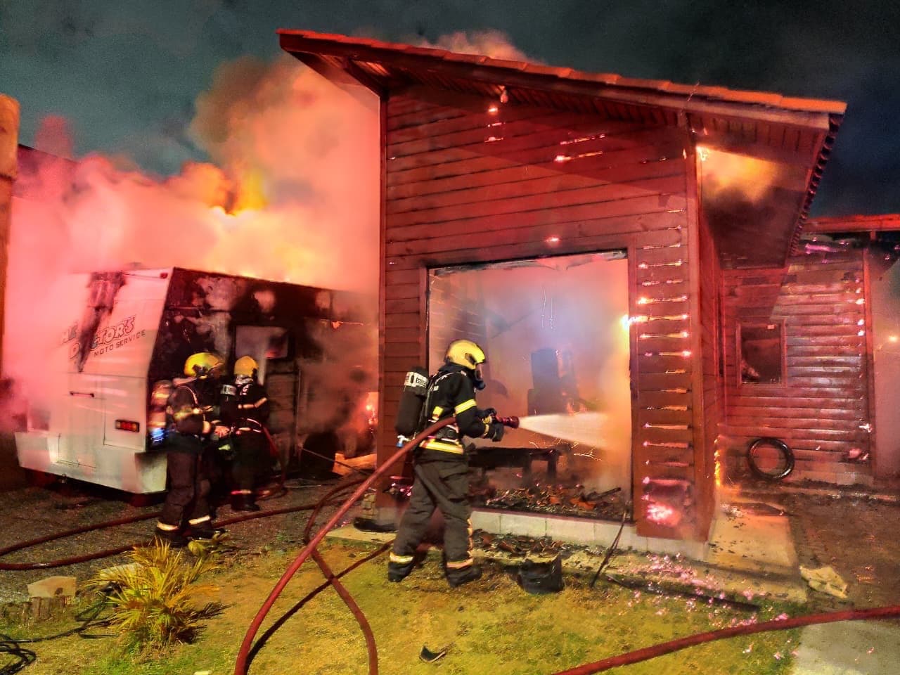 Incêndio em motor home atinge residência em Palhoça