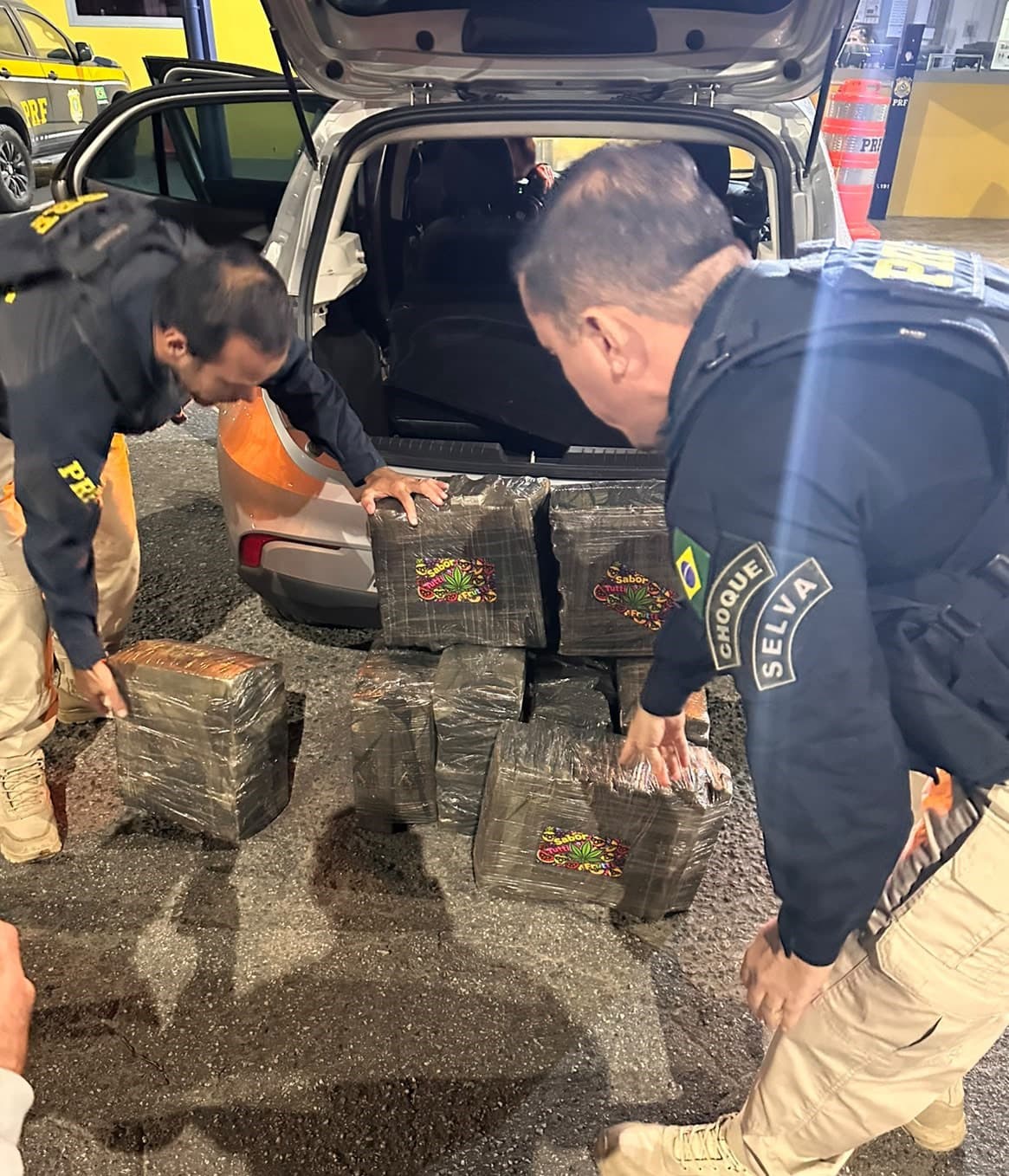 PRF prende foragido da Justiça com quase 120 kg de maconha após perseguição na BR-101