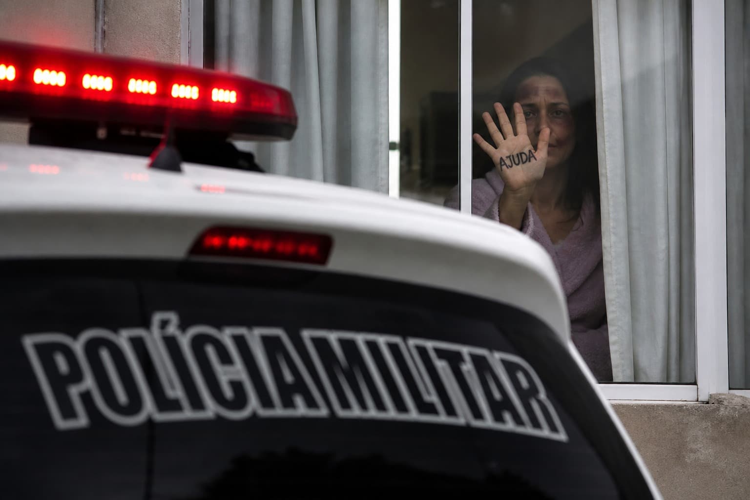 “Desespero”: mulher faz sinais pela janela e é resgatada após agressões do ex-marido em SC