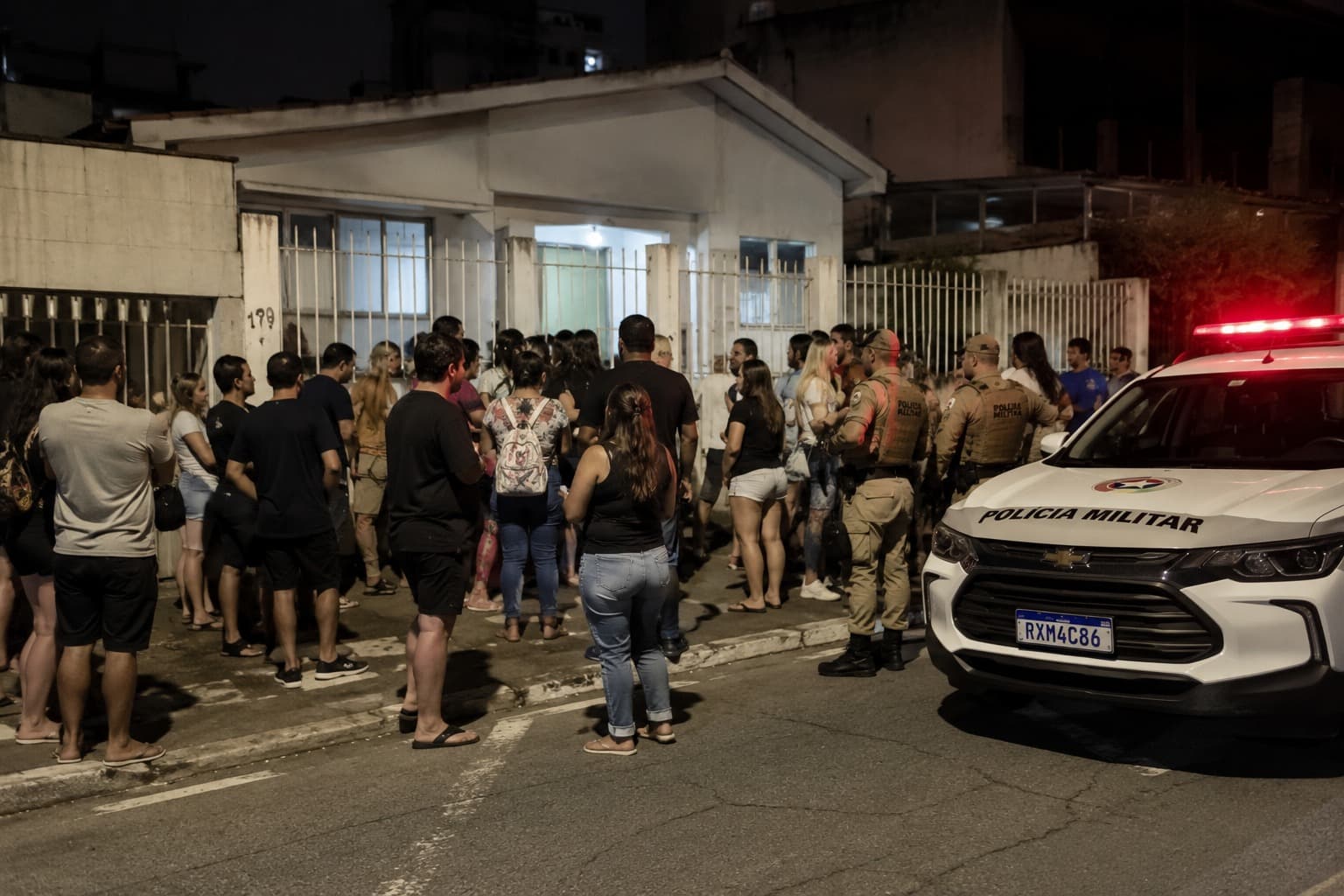 Vítimas denunciam suposto golpe após mesmo imóvel ser alugado para várias pessoas em SC