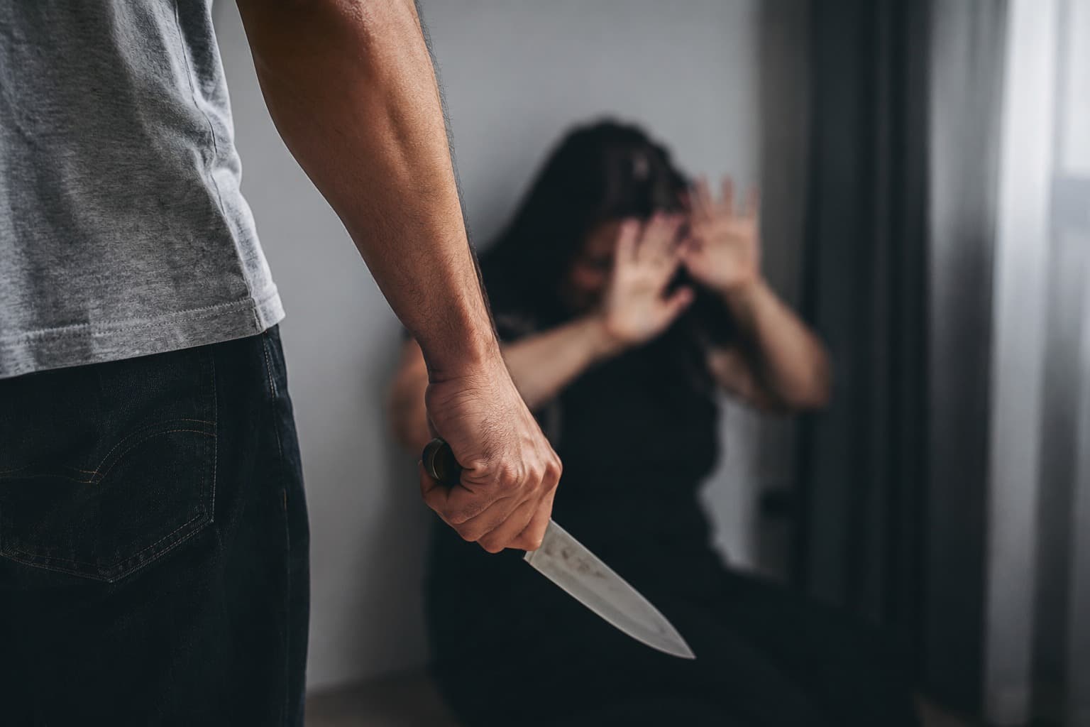“Era só uma conversa”: homem esconde faca sob travesseiro e tenta matar companheira em SC