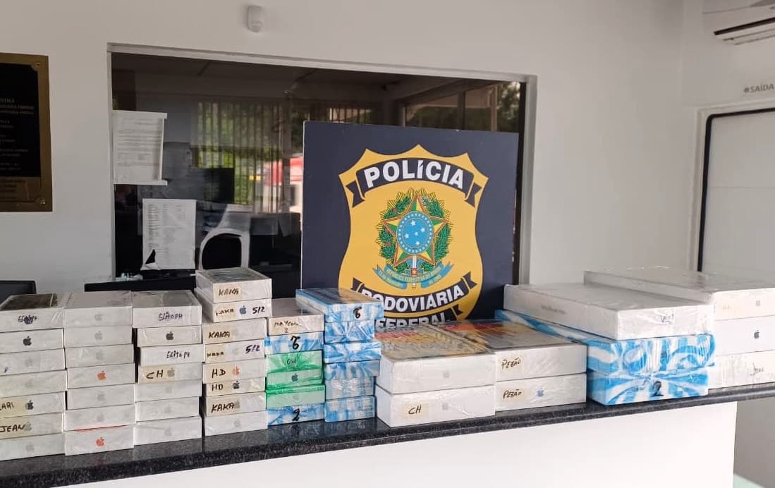 PRF encontra quase 400 celulares escondidos em carro transportado por guincho na BR-101