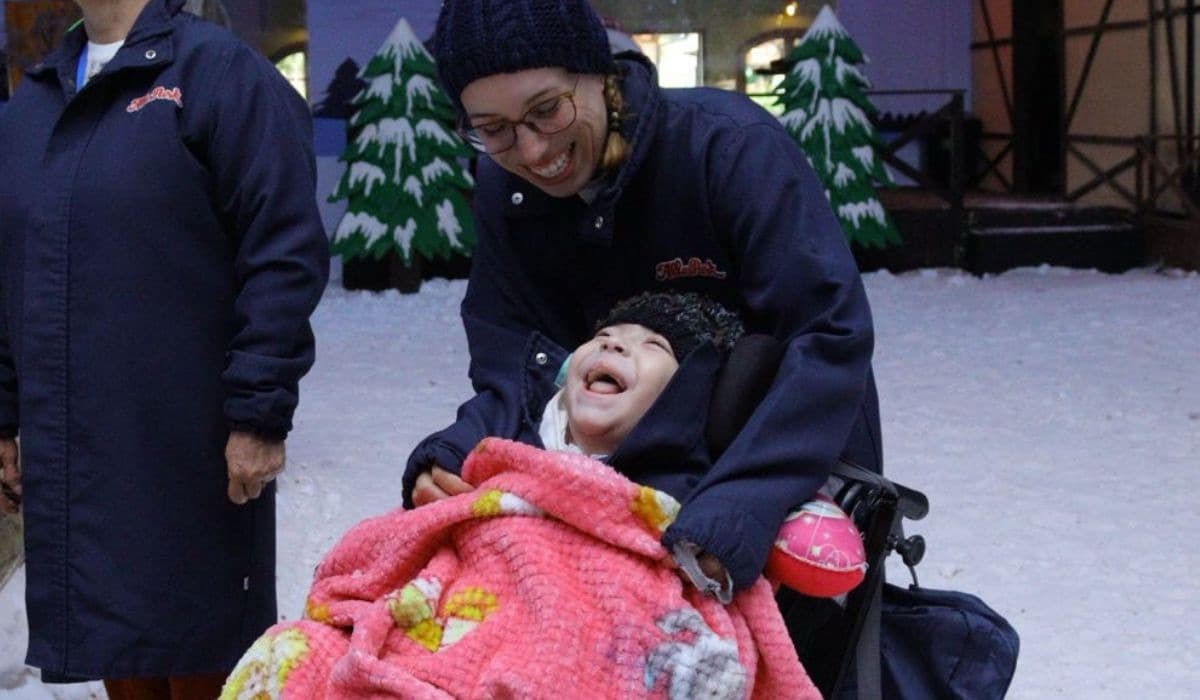 Menina de 4 anos em cuidados paliativos realiza sonho de conhecer a neve em SC
