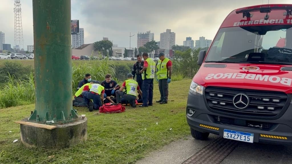Jovem fica ferido após cair de passarela no Centro de Brusque