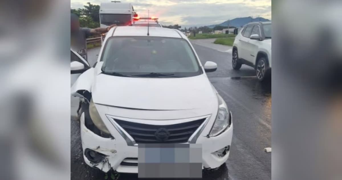 Mulher fica ferida após carro sair da pista e bater em guard rail na SC-486