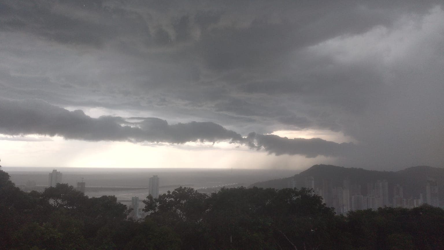 Frente fria avança e Defesa Civil alerta para temporais em Santa Catarina