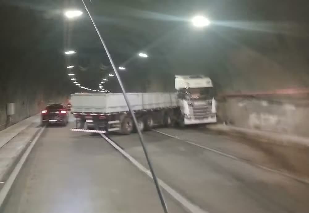 Carreta faz “L” dentro de túnel e bloqueia trânsito no Contorno Viário em Palhoça