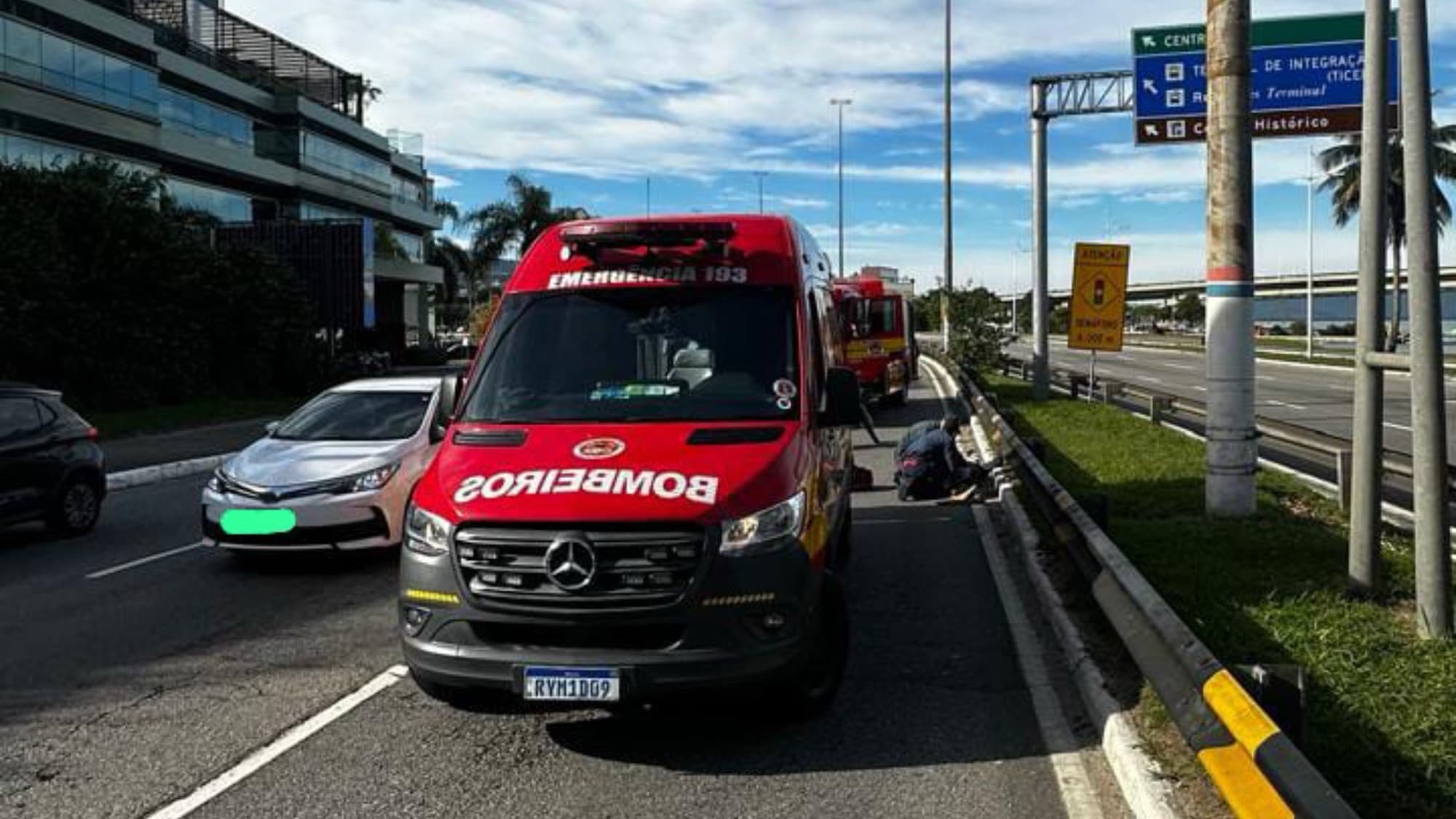 Caminhão se envolve em acidente com moto e foge do local em Florianópolis