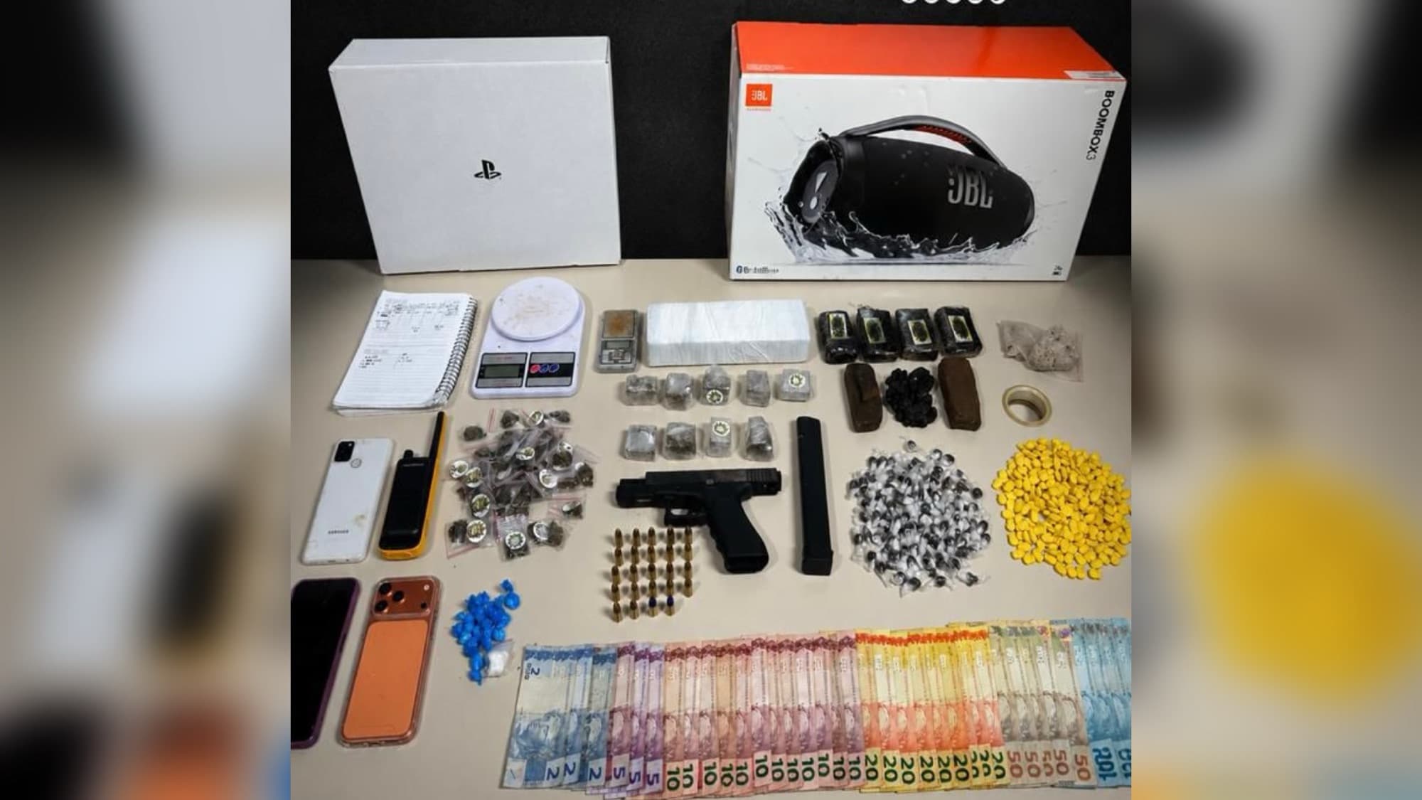 Homem é preso com drogas sintéticas, arma e mais de 1 kg de maconha em São José