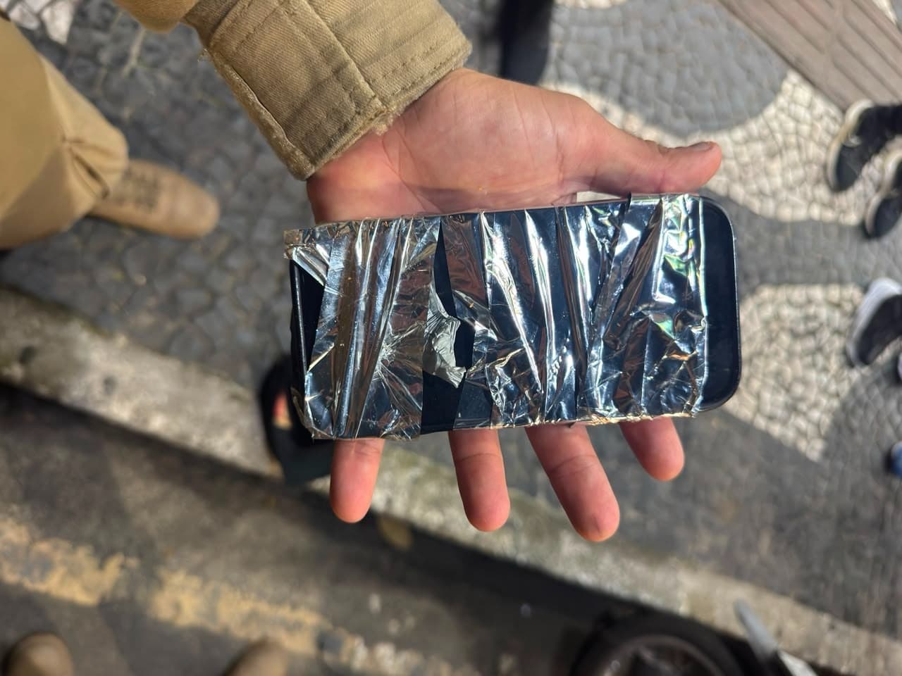 Dupla é presa após roubo de iPhone 17 em Balneário Camboriú