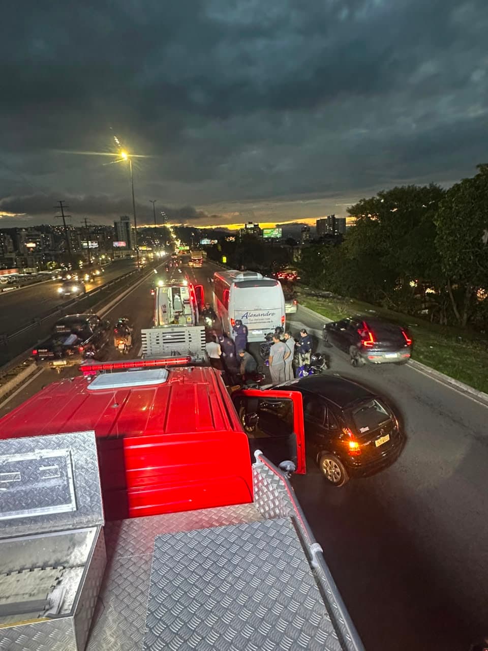 Motociclista é atropelado por micro-ônibus após colisão na Via Expressa, em Florianópolis