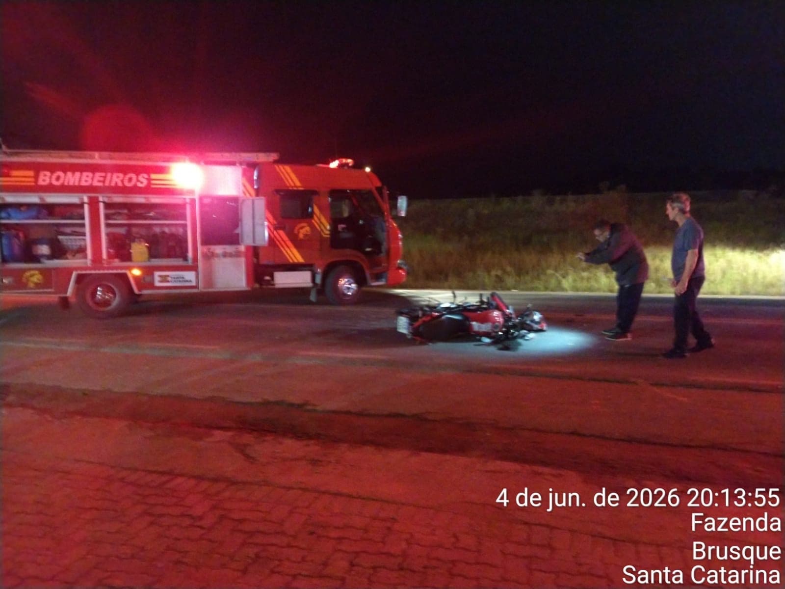 Batida entre carro e moto deixa dois jovens feridos e mobiliza equipes de resgate em Brusque