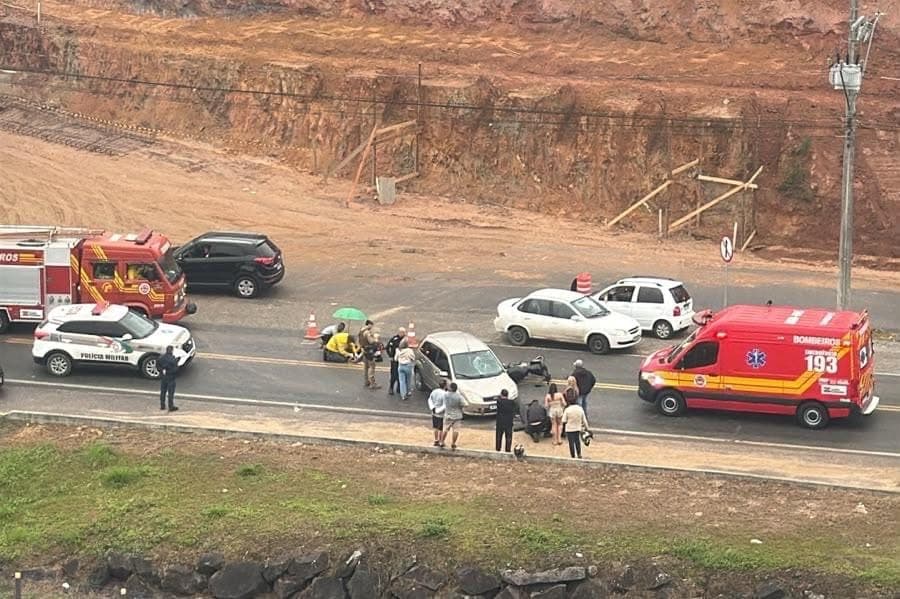 Duas pessoas ficam feridas em colisão entre carro e moto em Brusque