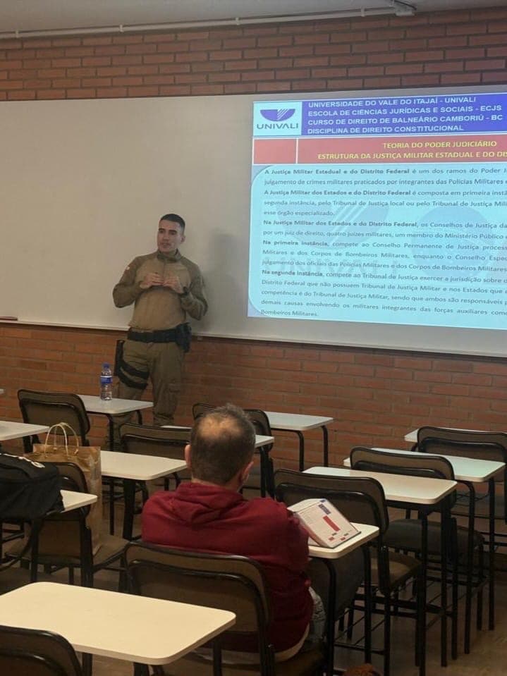Polícia Militar realiza palestra sobre Justiça Militar e carreiras em universidade de Balneário Camboriú