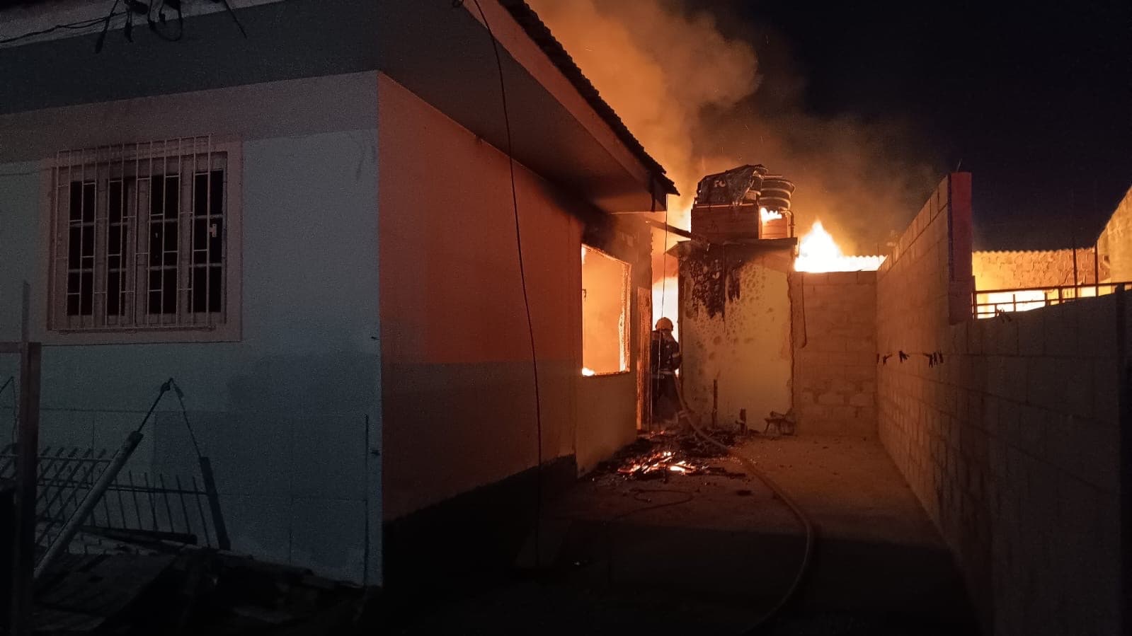 Incêndio destrói três casas em Palhoça e mobiliza 12 bombeiros