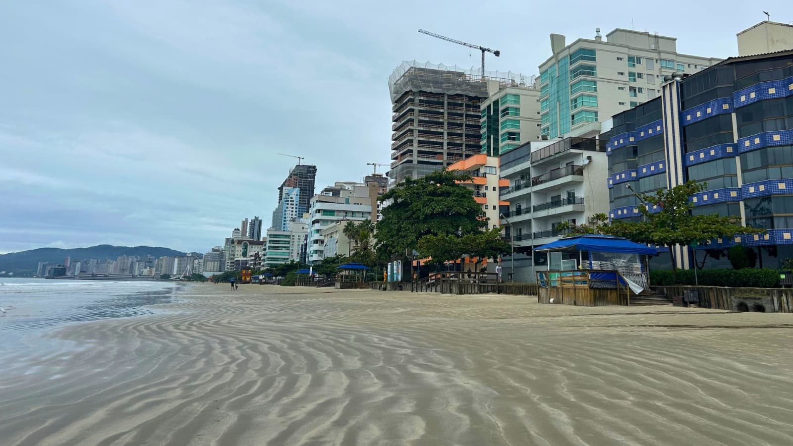 Praia de Itapema foi prometida com 70 metros de areia a mais, mas obra pode entregar bem menos, aponta MP