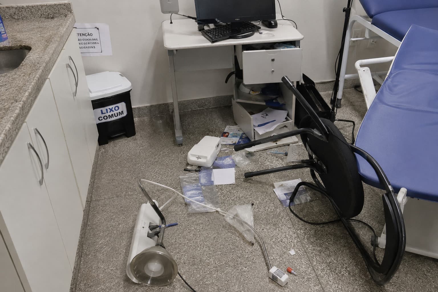 Mulher destrói consultório, quebra computador e impressora e é presa em Itajaí