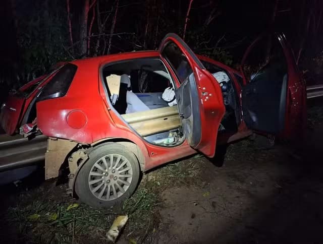 Carro colide em árvore e atravessa proteção metálica de rodovia de SC; motorista sai ilesa do acidente