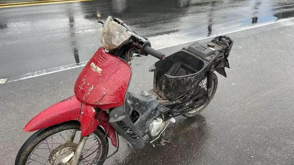 Piloto leva 6 multas de uma tacada só pilotando Biz sem banco e de chinelo em rodovia de SC