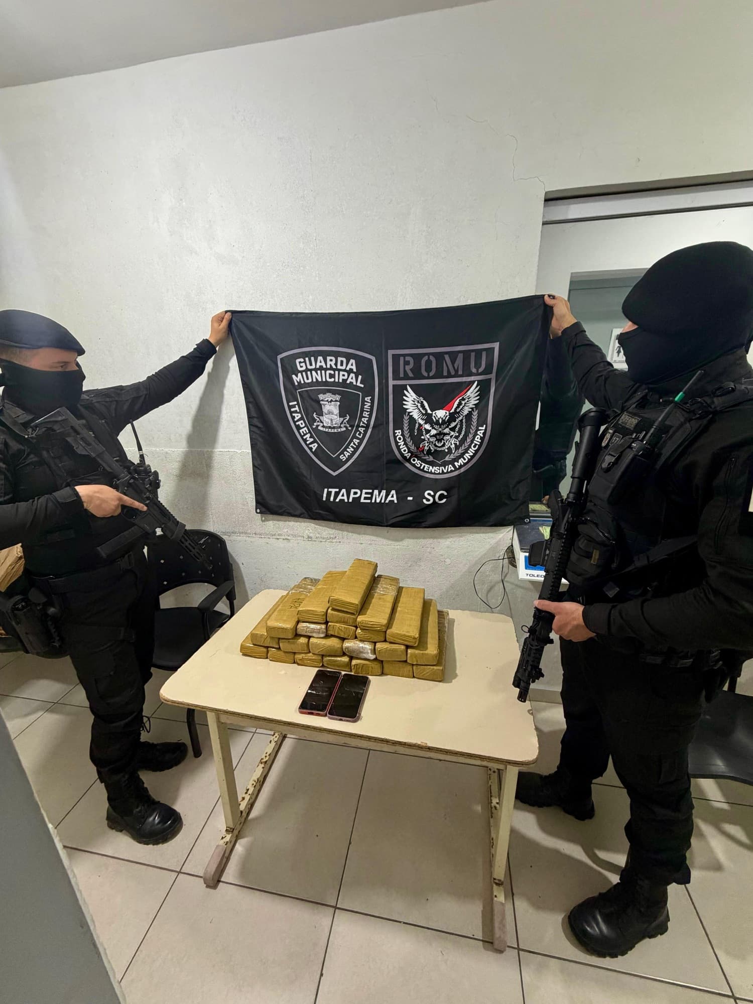 Denúncia termina com apreensão de cerca de 20 quilos de maconha em Itapema