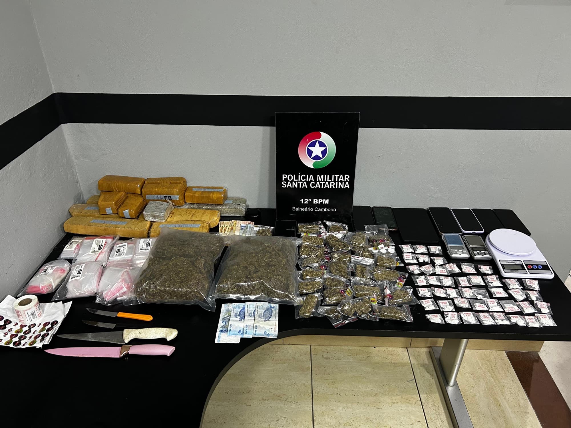 Polícia Militar apreende quase 8 quilos de drogas e prende três suspeitos em Camboriú
