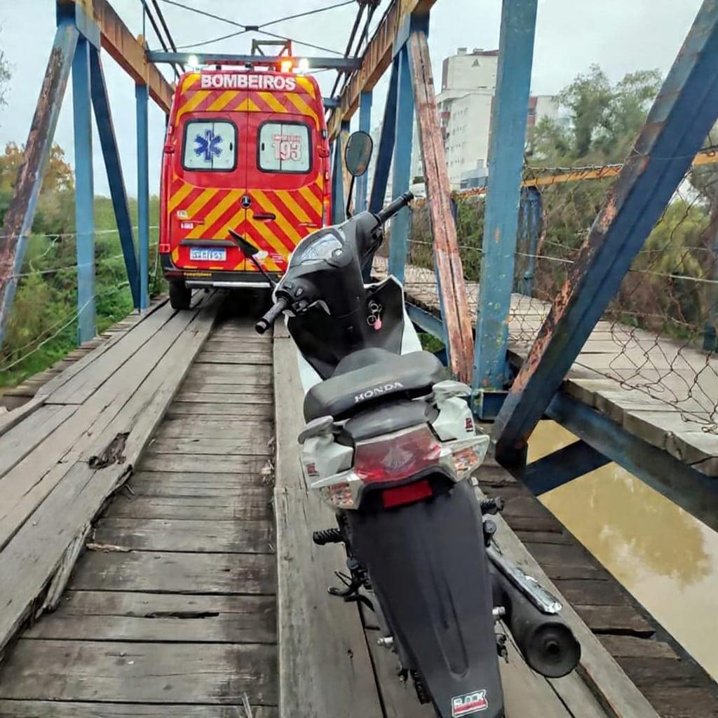 Motociclista fica ferida após queda em ponte pênsil no Centro de Rio do Sul
