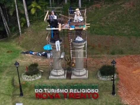 Mãos de artista plástica recuperam as duas santas mais amadas de Nova Trento