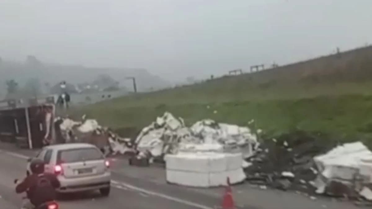 Saída de pista seguida de tombamento causa congestionamento na BR-101