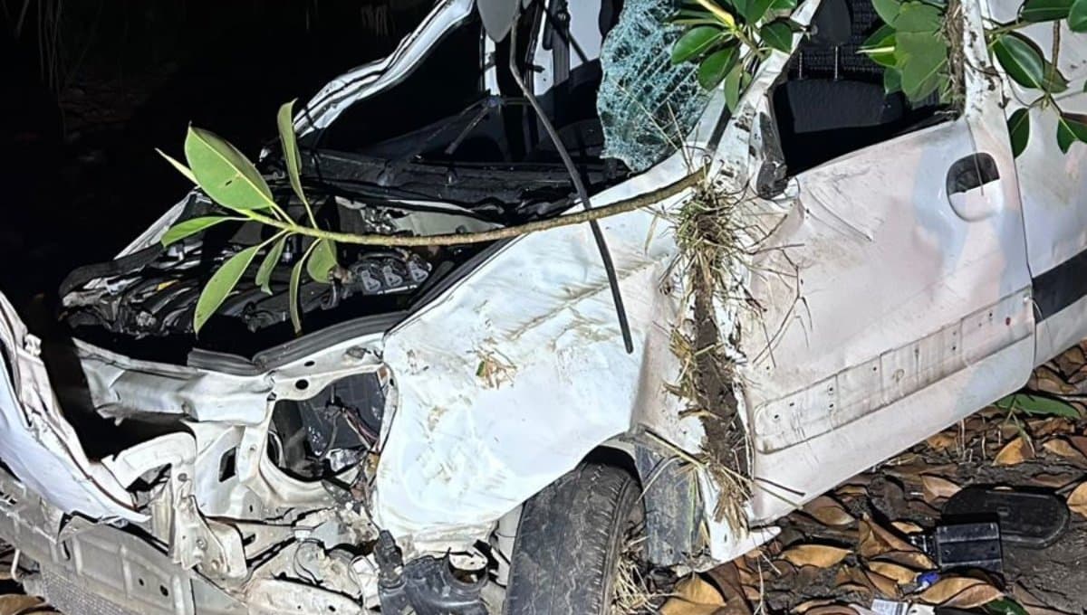 Homem fica preso às ferragens após capotamento na SC-412