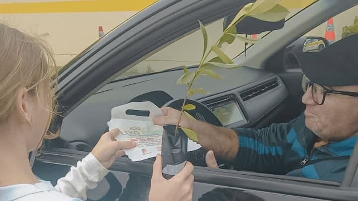 Ação em Gaspar mobiliza estudantes para combater descarte de lixo nas rodovias