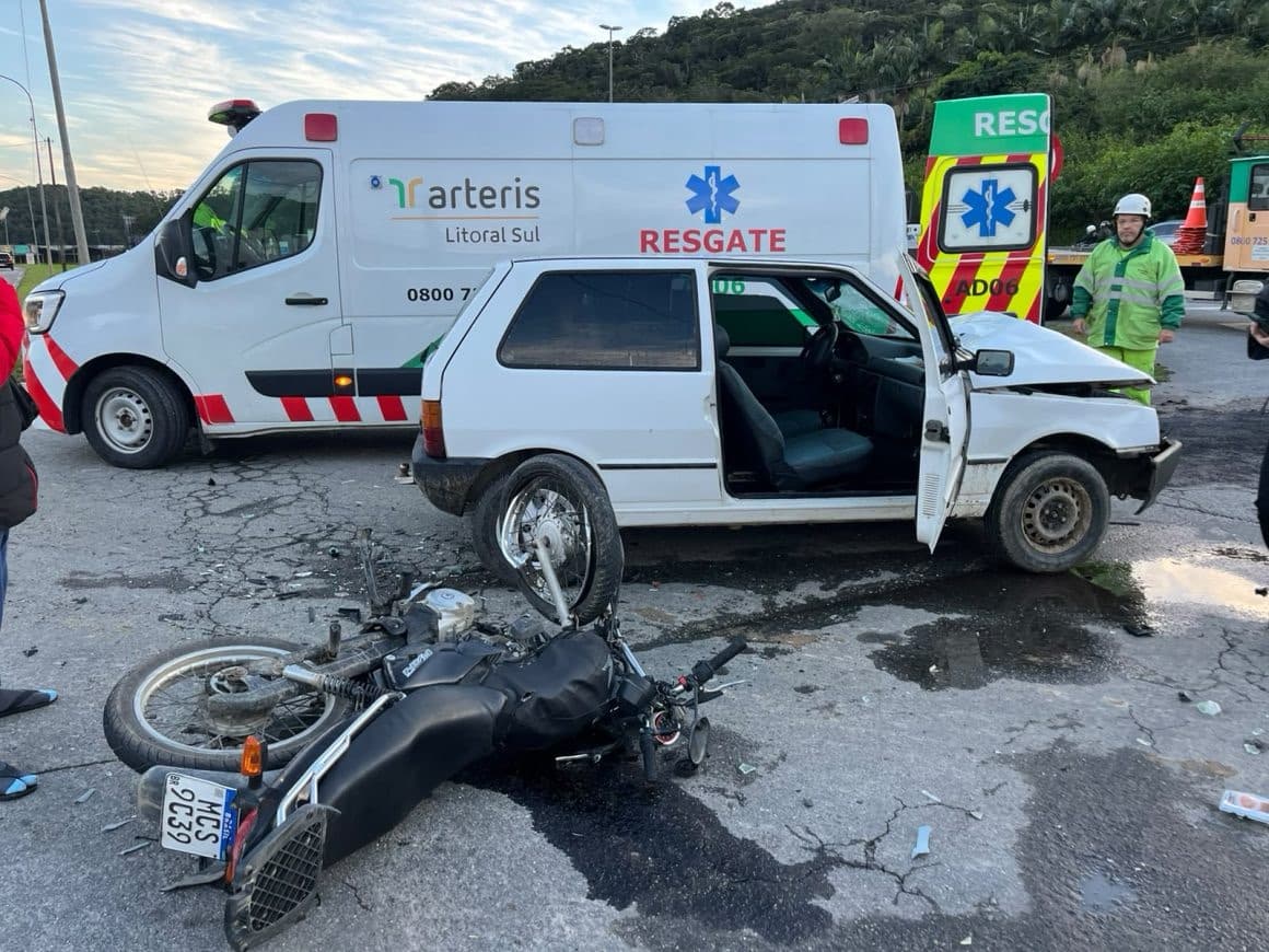 Motociclista fica ferido após colisão com carro na marginal da BR-101 em Camboriú