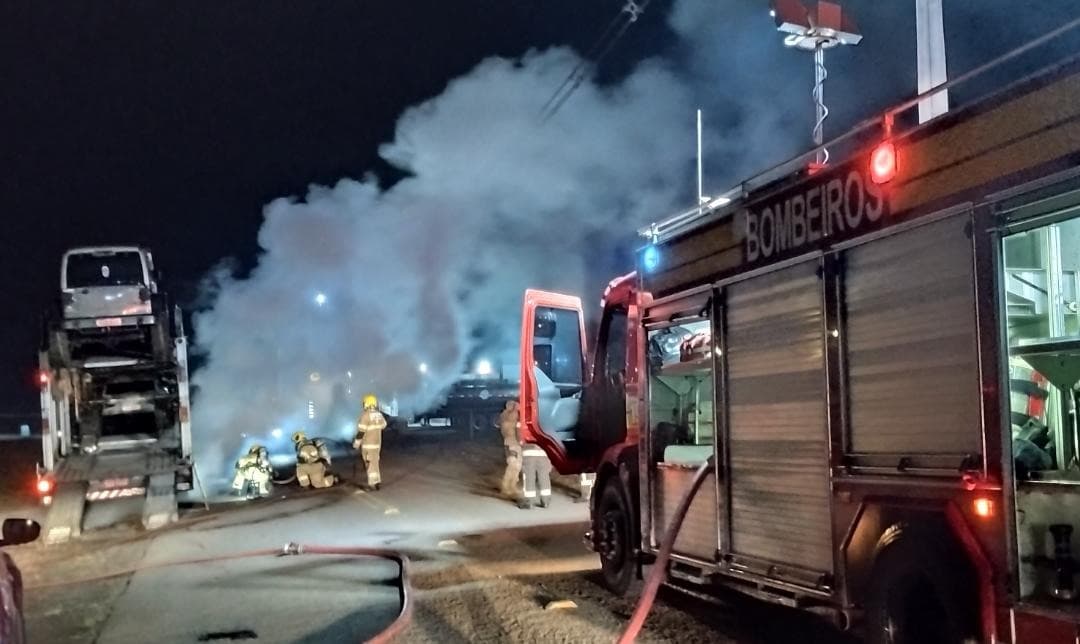 Incêndio atinge carreta-cegonha na BR-282 e mobiliza bombeiros 