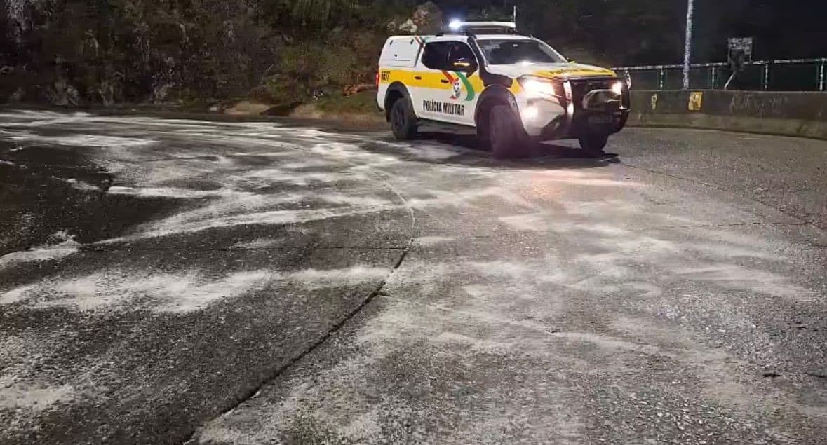 PMRv aplica sal na Serra do Rio do Rastro para evitar formação de gelo na pista