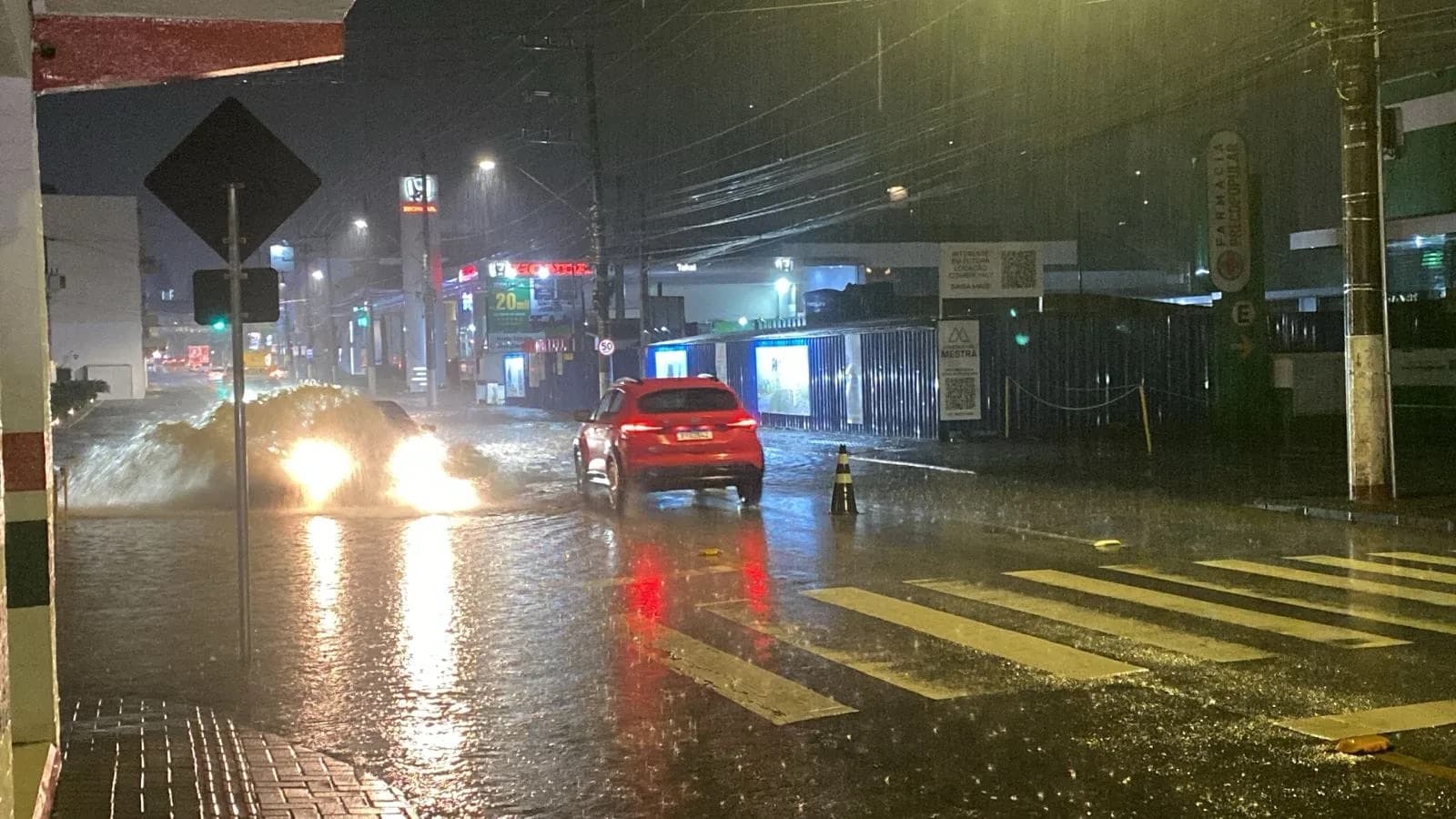 Chuva intensa provoca alagamentos, deslizamentos e queda de árvore em Blumenau