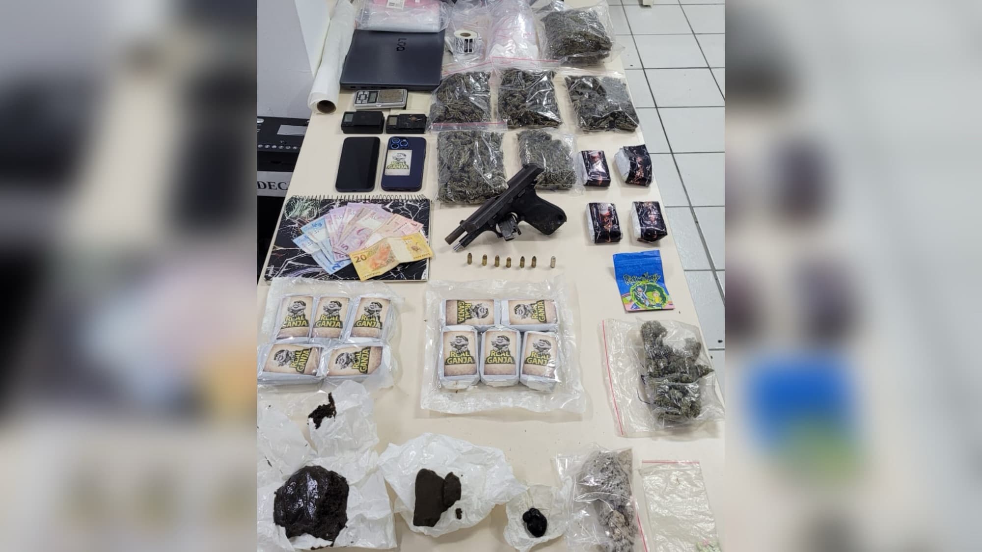 Polícia Civil apreende drogas e arma em operação contra tráfico ligado às redes sociais