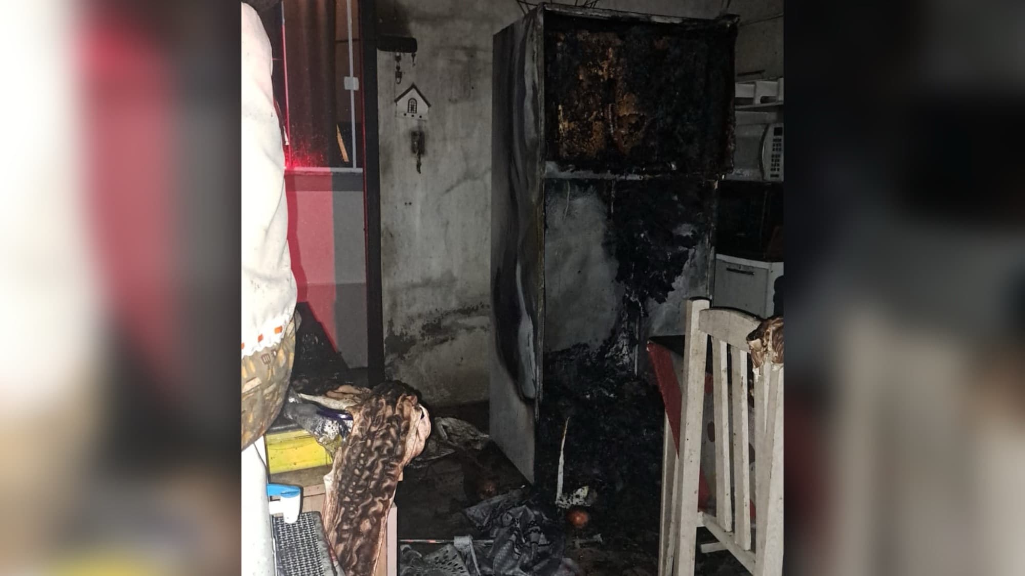 Moradora acorda com casa tomada por fumaça após incêndio em geladeira