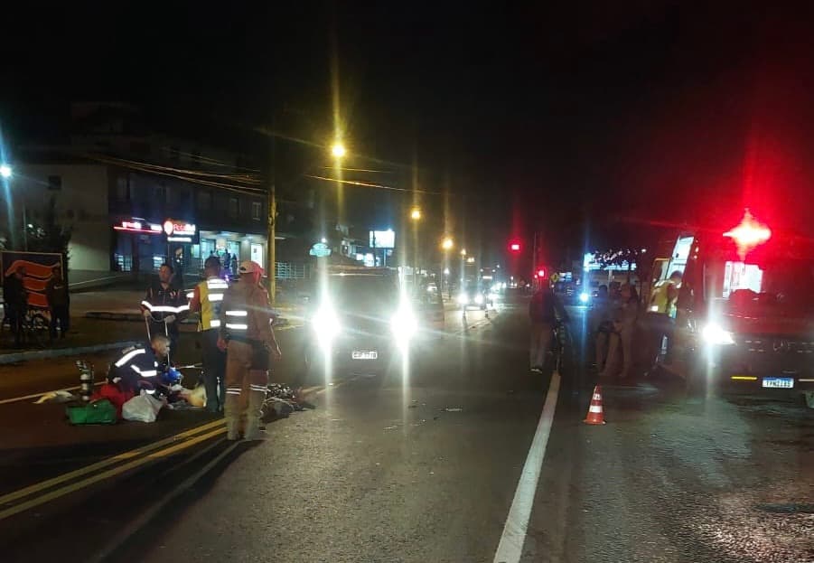 Atropelamento deixa pedestre em estado grave e motociclista ferido em Blumenau