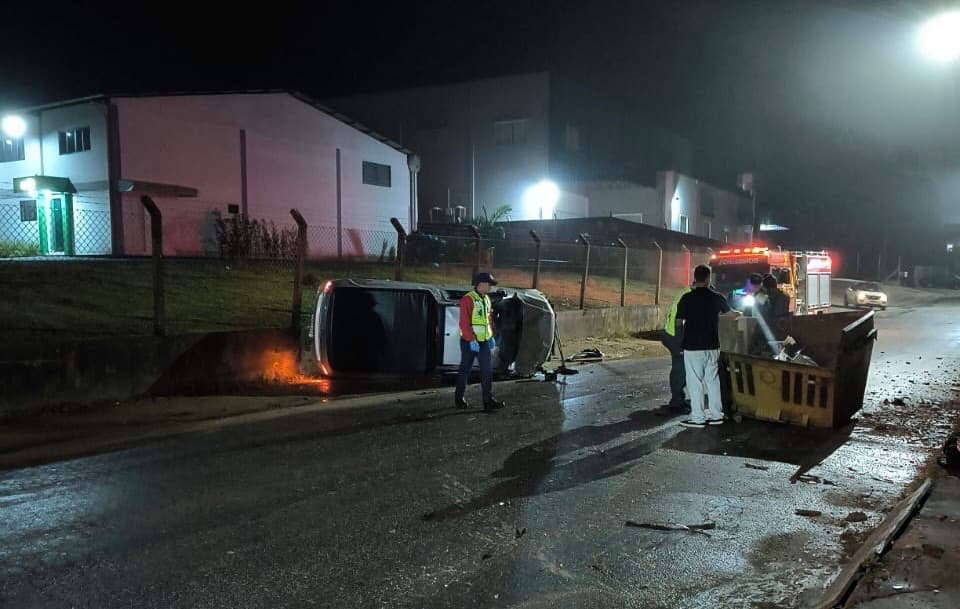 Motorista bate em caçamba de entulho e recusa atendimento hospitalar em Brusque