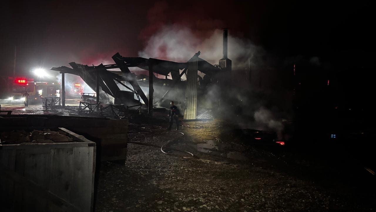 Incêndio de grandes proporções atinge serraria e destrói trator em Nova Trento