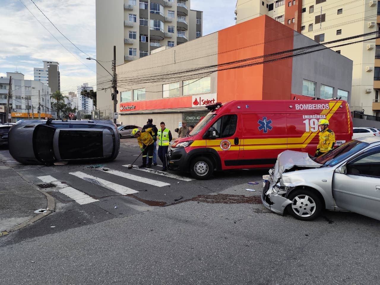 SUV capota após colisão em cruzamento e mobiliza bombeiros em São José