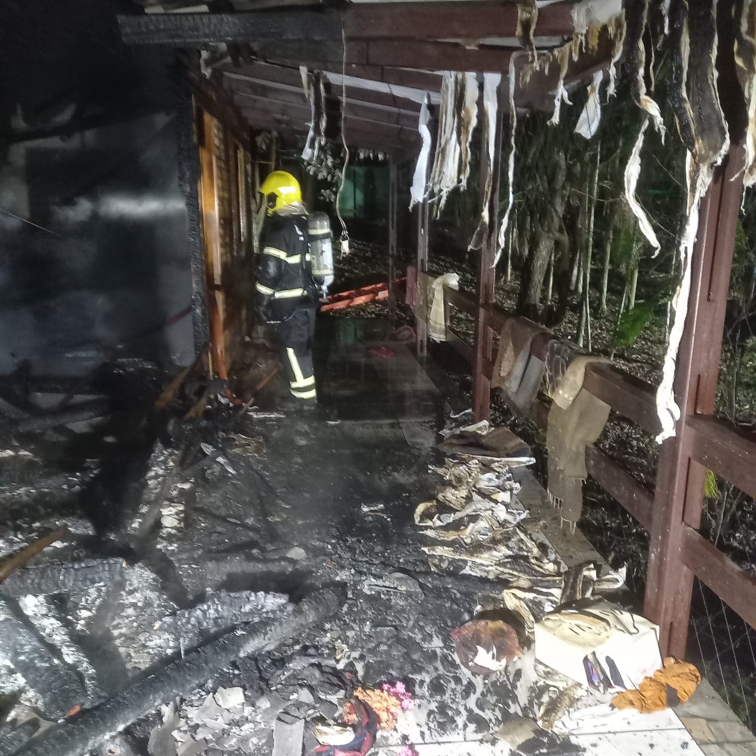 Morador encontra casa em chamas durante a madrugada