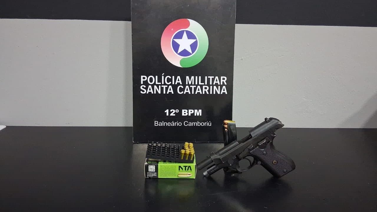 Pistola escondida em vaso sanitário leva homem à prisão em Camboriú