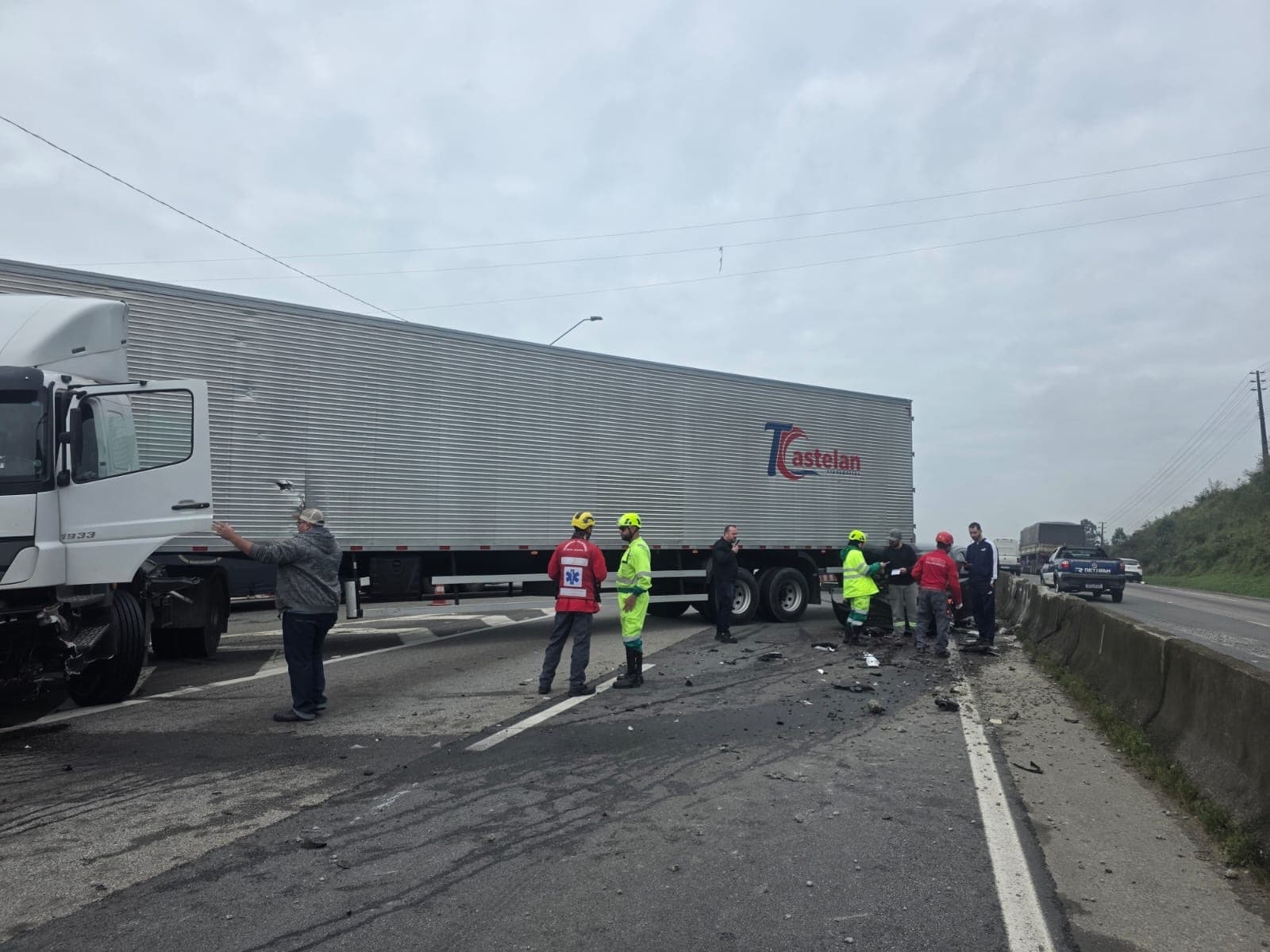 Carreta em “L” interdita totalmente a BR-101 em Barra Velha