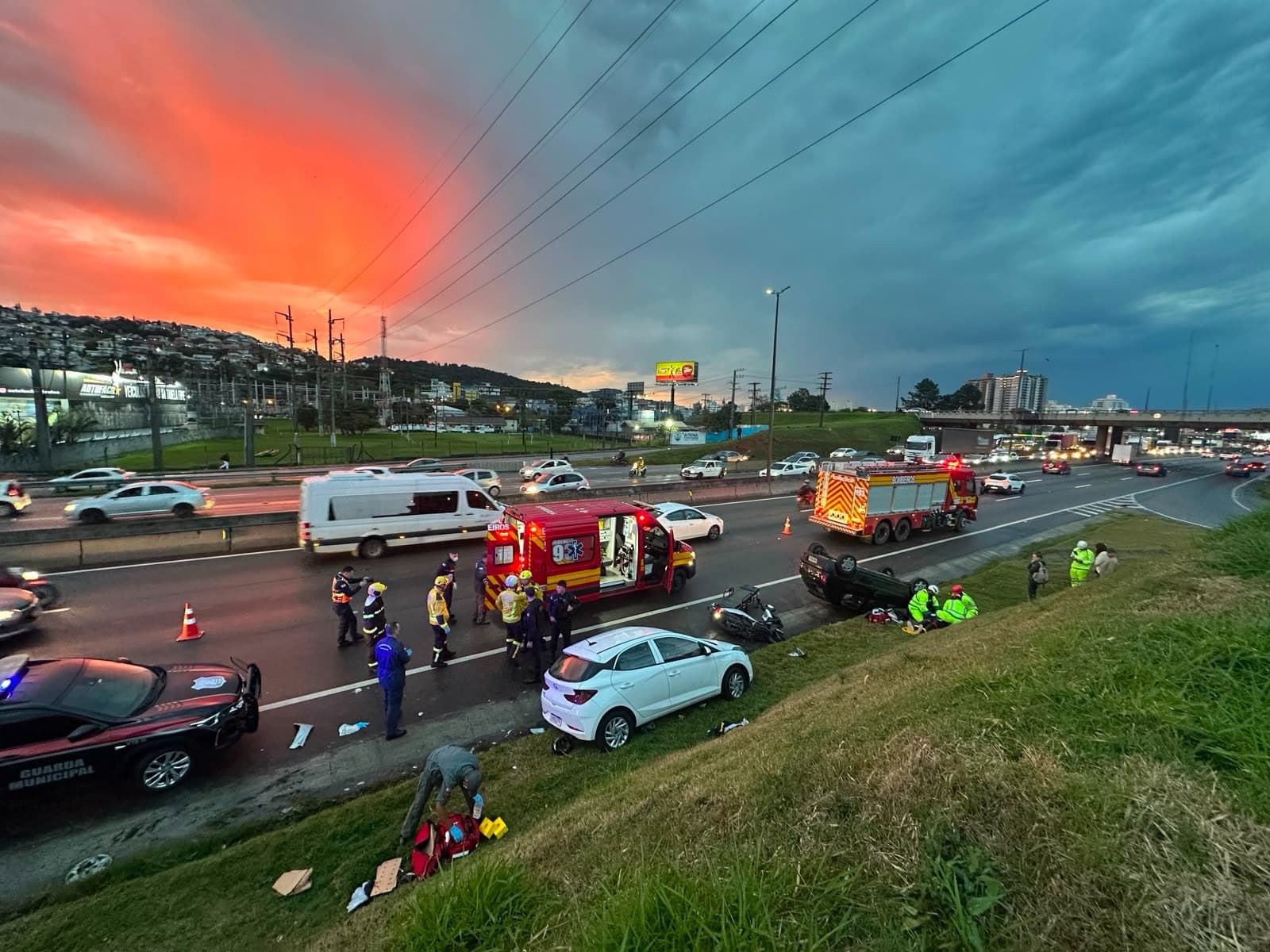 Colisão entre dois carros e motocicleta deixa dois feridos em São José