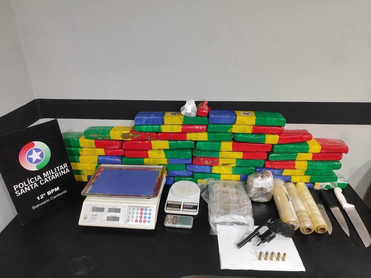 Polícia apreende quase 30 quilos de drogas e arma durante operação em Camboriú
