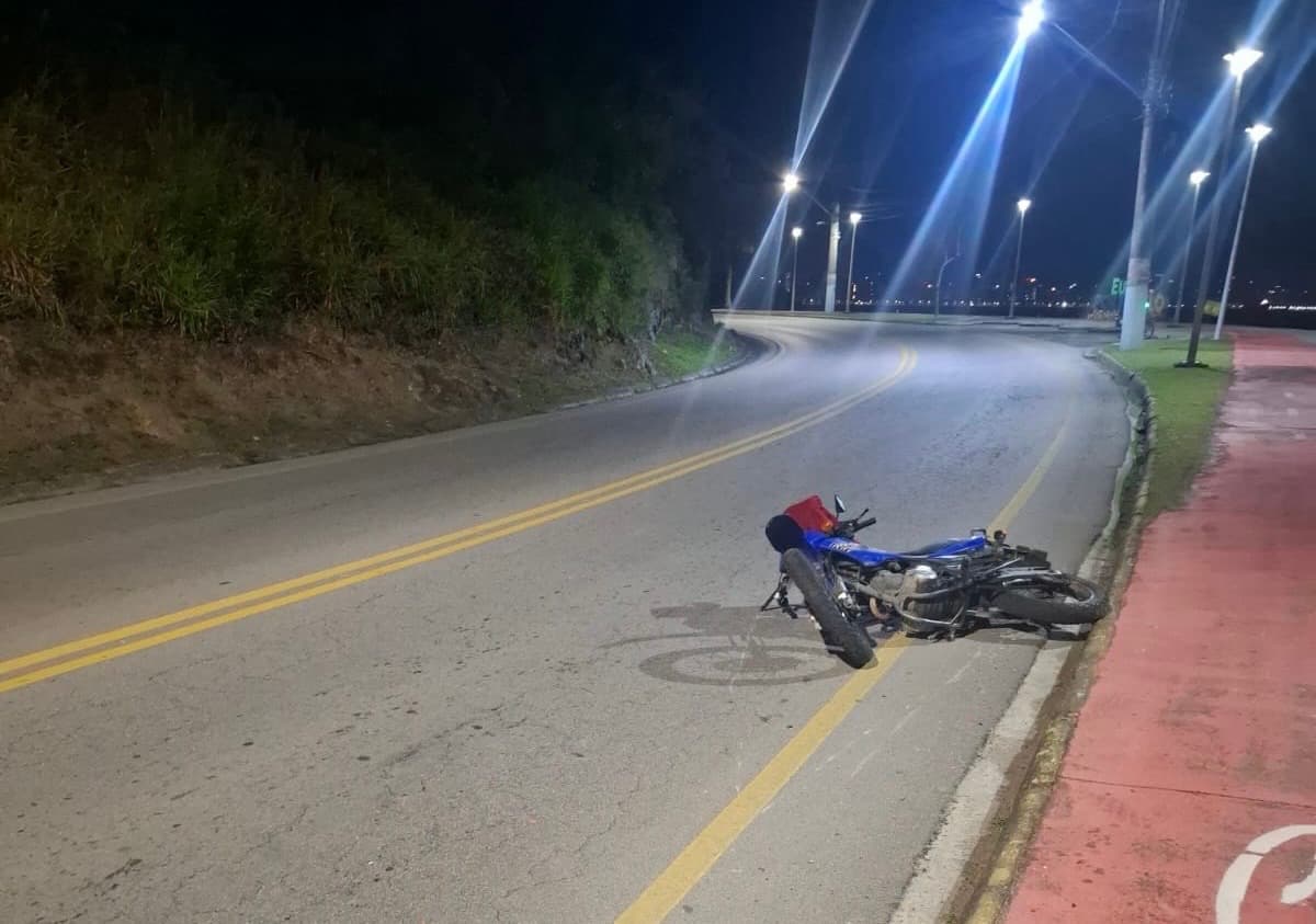 Motociclista morre após bater em poste durante a madrugada em Porto Belo