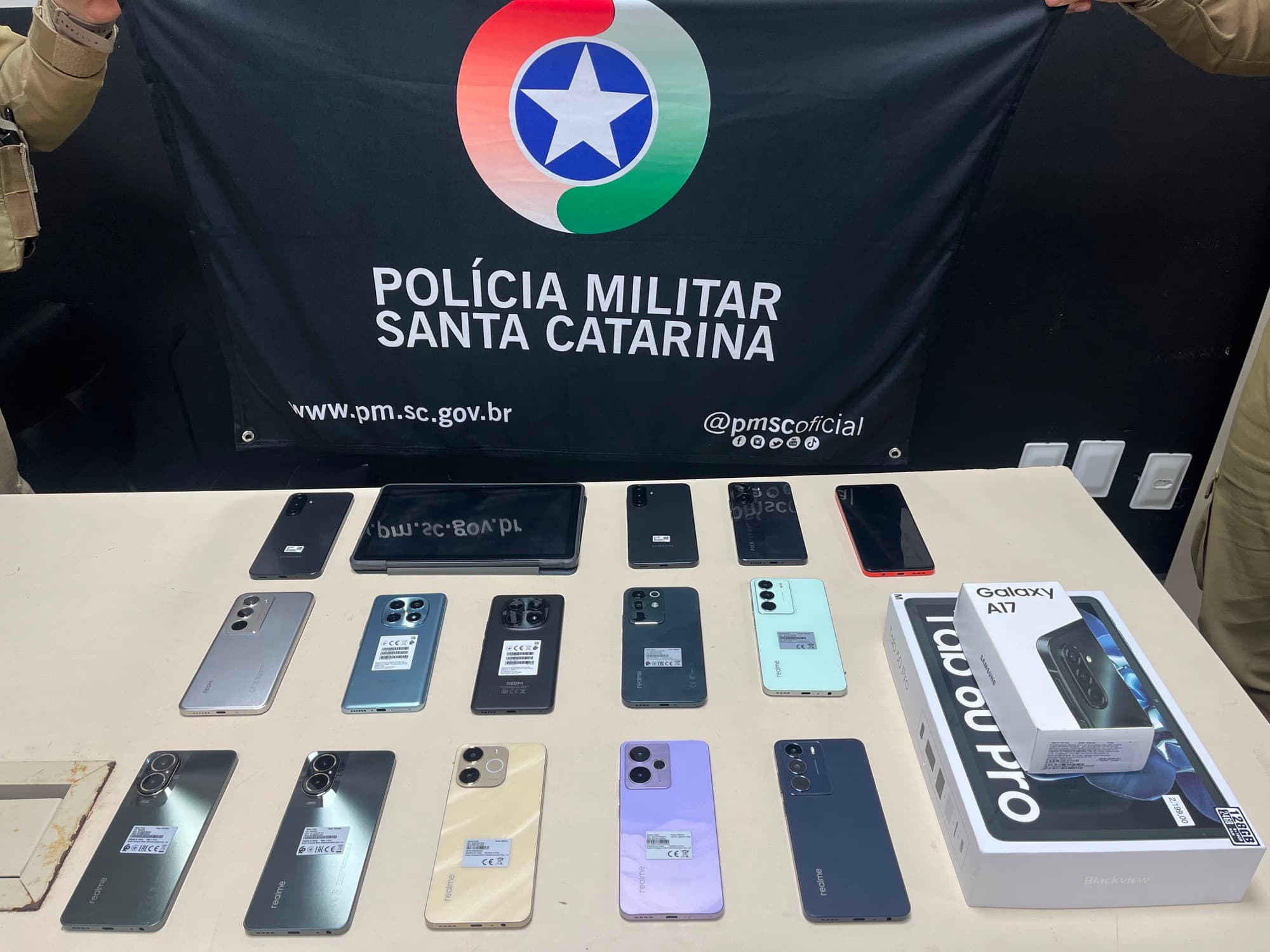 PM recupera 13 celulares e tablet roubados e cumpre mandado de prisão em Florianópolis
